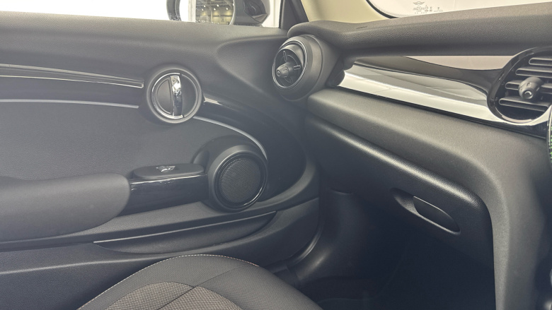 MINI Hatchback 1.5 Cooper Classic 3dr Auto [Comfort/Nav Pack] Petrol Hatchback